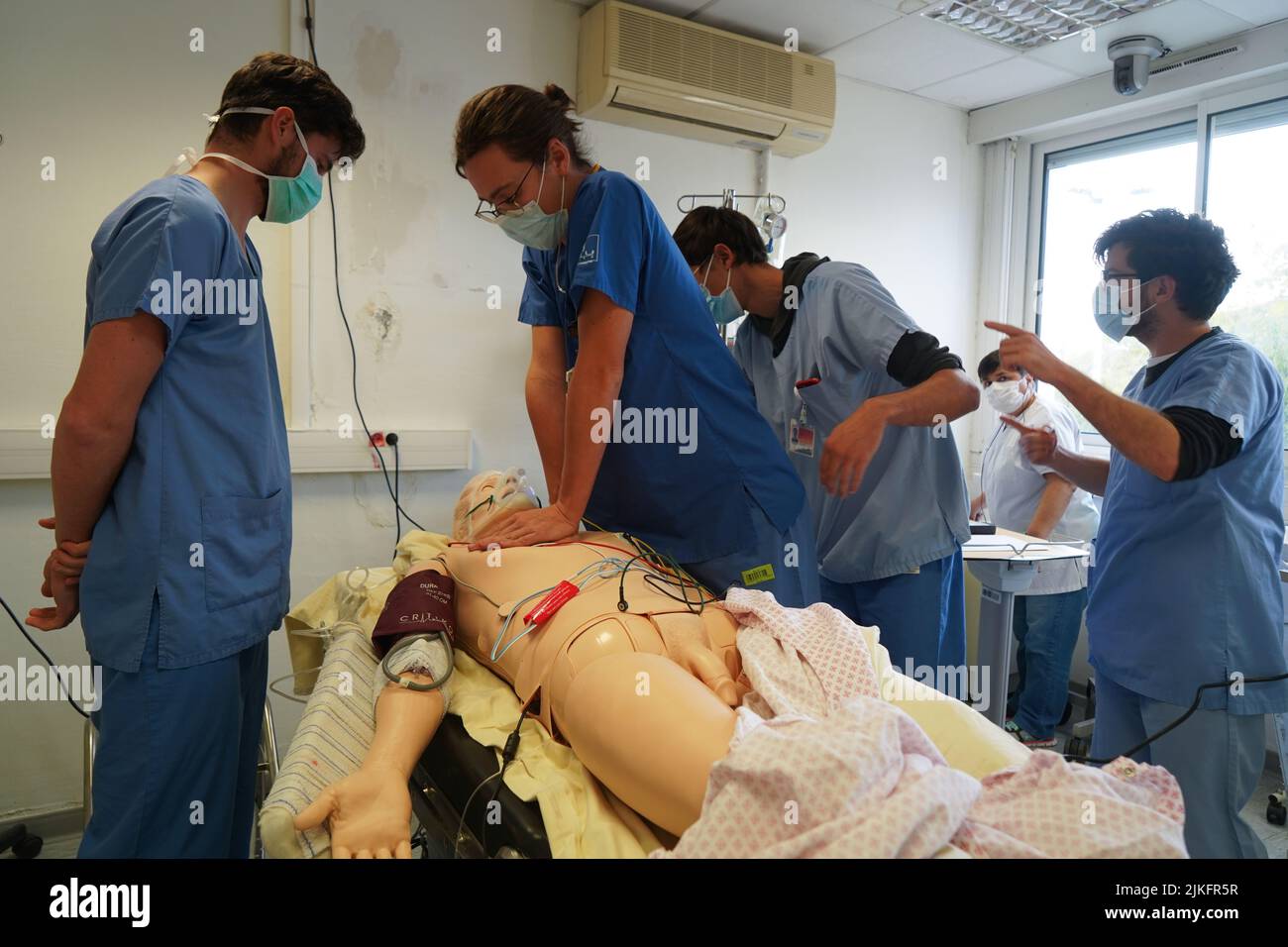 Étudiants en anesthésiologiste lors d'un exercice de réanimation en situation critique à la Faculté de médecine de Nimes. Les étudiants s'entraînent sur un mannequin robotique SIM Man 3 G. Banque D'Images