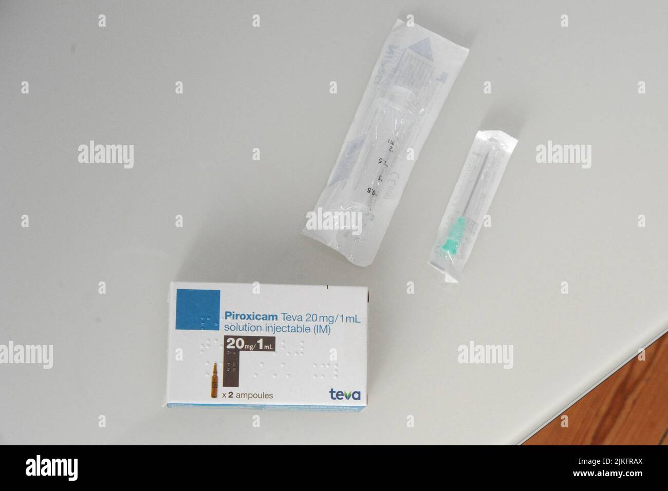 Préparation d'une injection intramusculaire anti-inflammatoire piroxicam pour traiter la sciatique. Banque D'Images