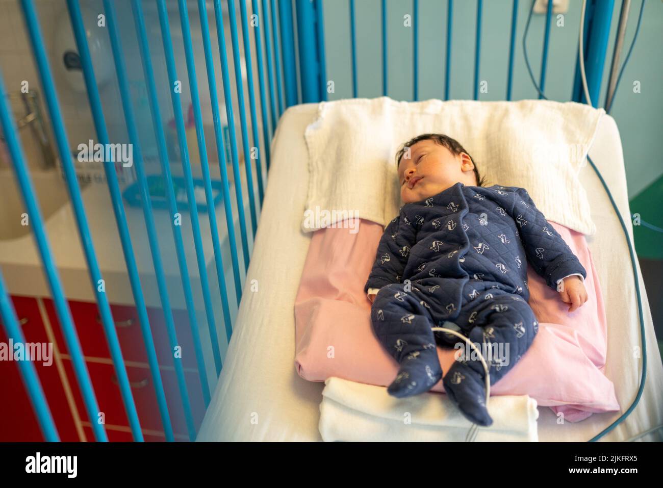 Mère et fils atteints de bronchiolite avec une infirmière en pépinière dans un service pédiatrique de l'hôpital. Banque D'Images