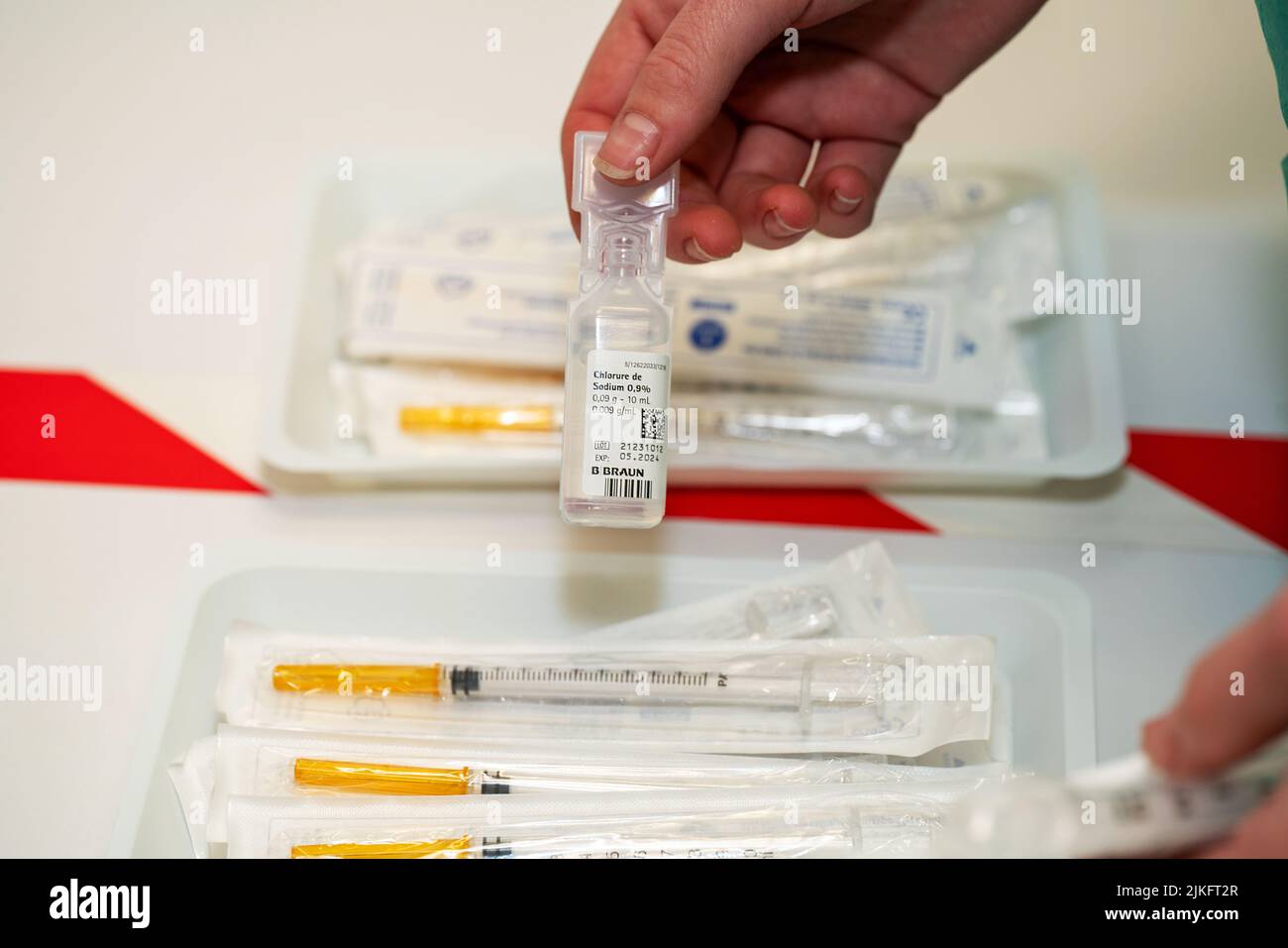 Vaccin Covid 19 pour les personnes âgées dans un centre de vaccination en France. Banque D'Images