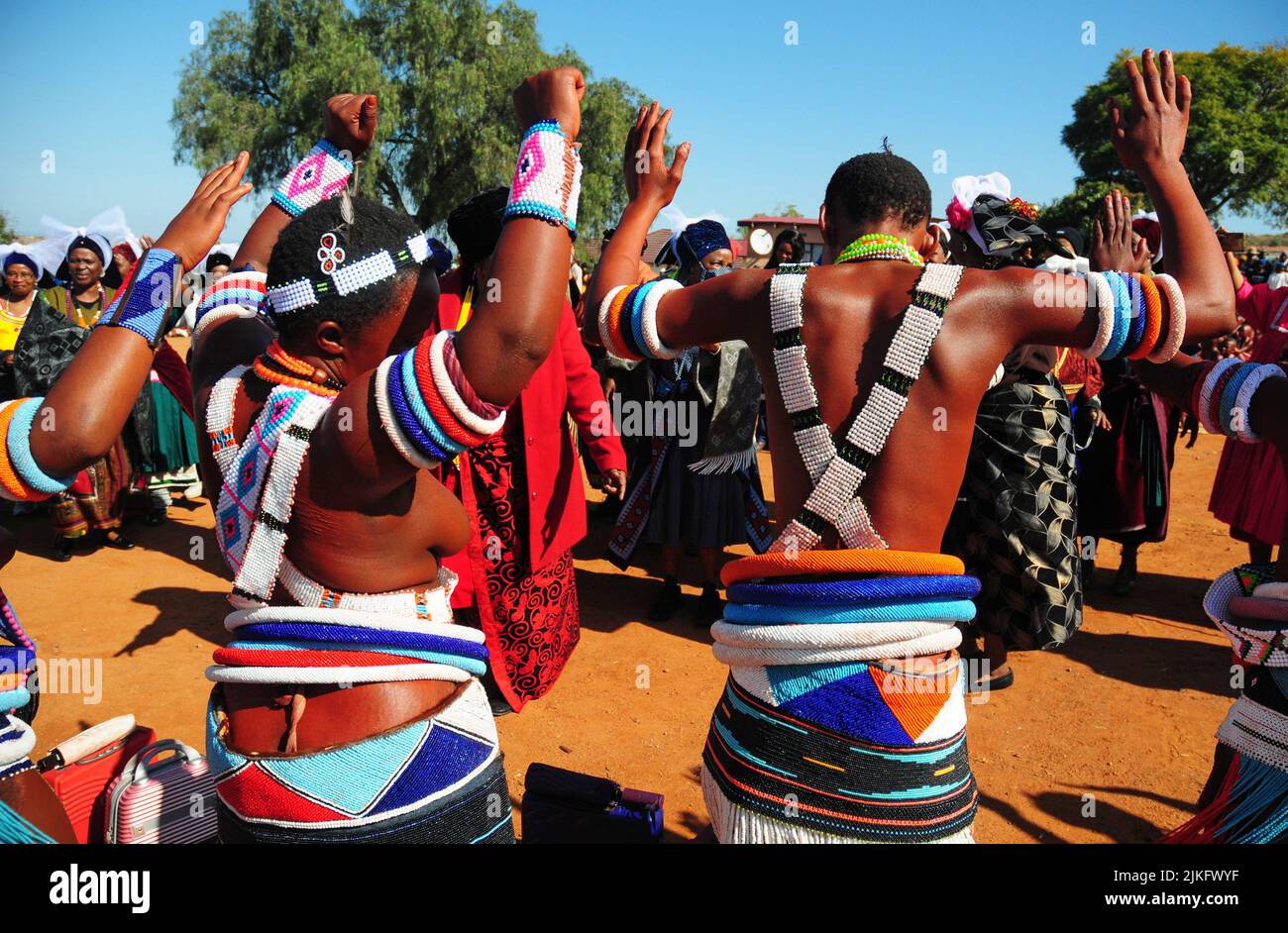 UNE tension difficile engloutit les communautés rurales du Limpopo lorsque les jeunes initiés sont loin de subir leur rite de passage dans les montagnes – mais quand ils sont Banque D'Images