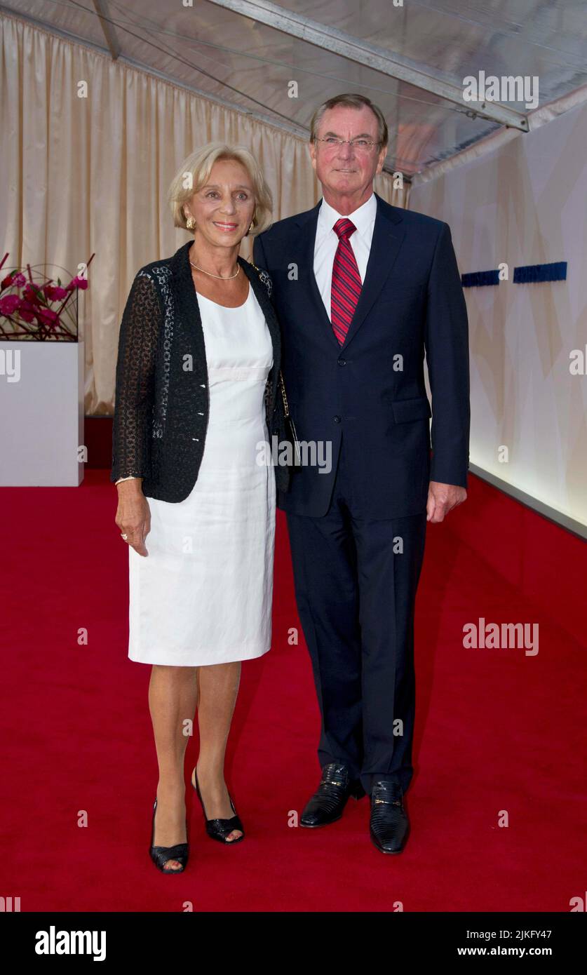 PHOTO D'ARCHIVE : Gunter THIELEN fête son anniversaire de 80th 14 à Berlin, en Allemagne, le 2011 2011 décembre 09 à 4 août 2022, Ulla et Gunter THIELEN (Président du Conseil de surveillance de Bertelsmann AG). ?Sven Simon Fotoagentur GmbH & Co. Photo de presse KG#Prinzess-Luise-Strasse 41#45479 Muelheim/R uhr #tél 0208/9413250#fax. 0208/9413260#compte. 4030 025 100 GLSB Bank BLZ 430 609 67# www. Banque D'Images