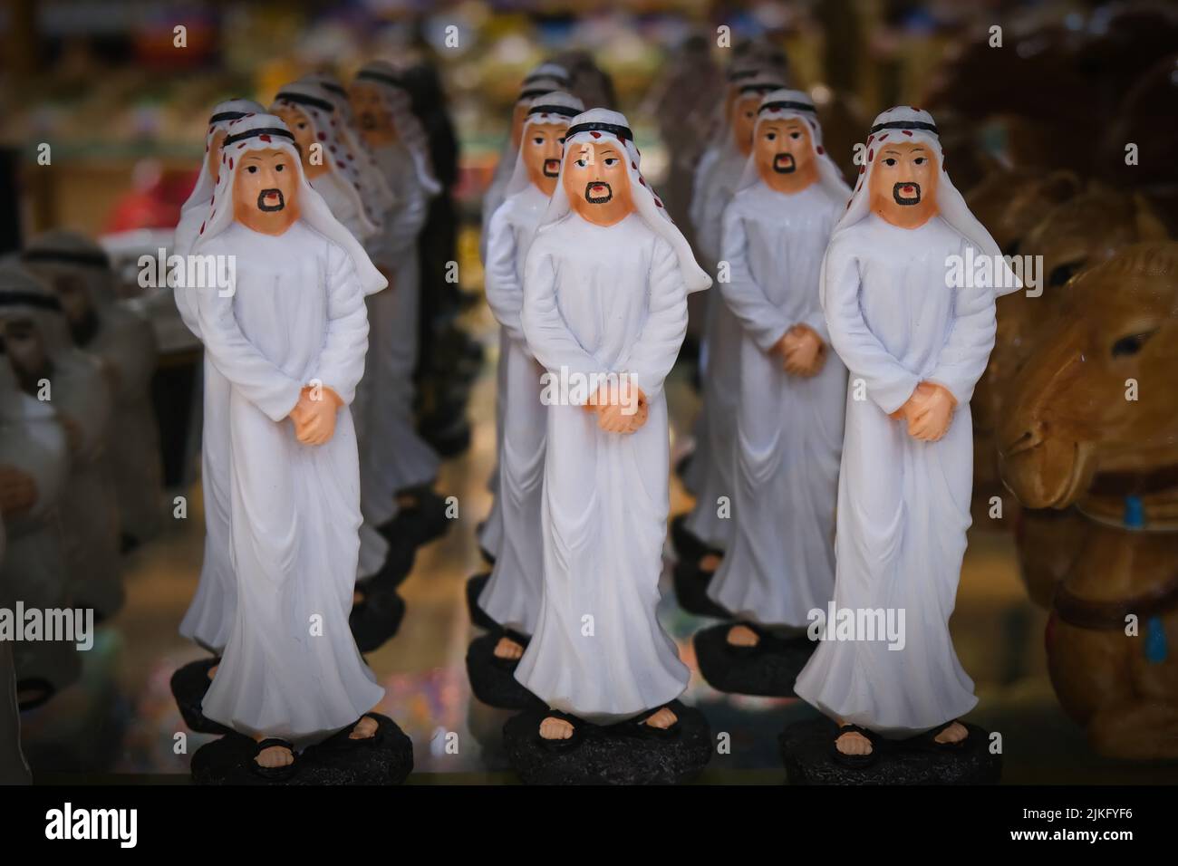 Figurines d'hommes arabes portant des vêtements nationaux traditionnels en souvenir ou en cadeau des pays du Moyen-Orient du Golfe Banque D'Images