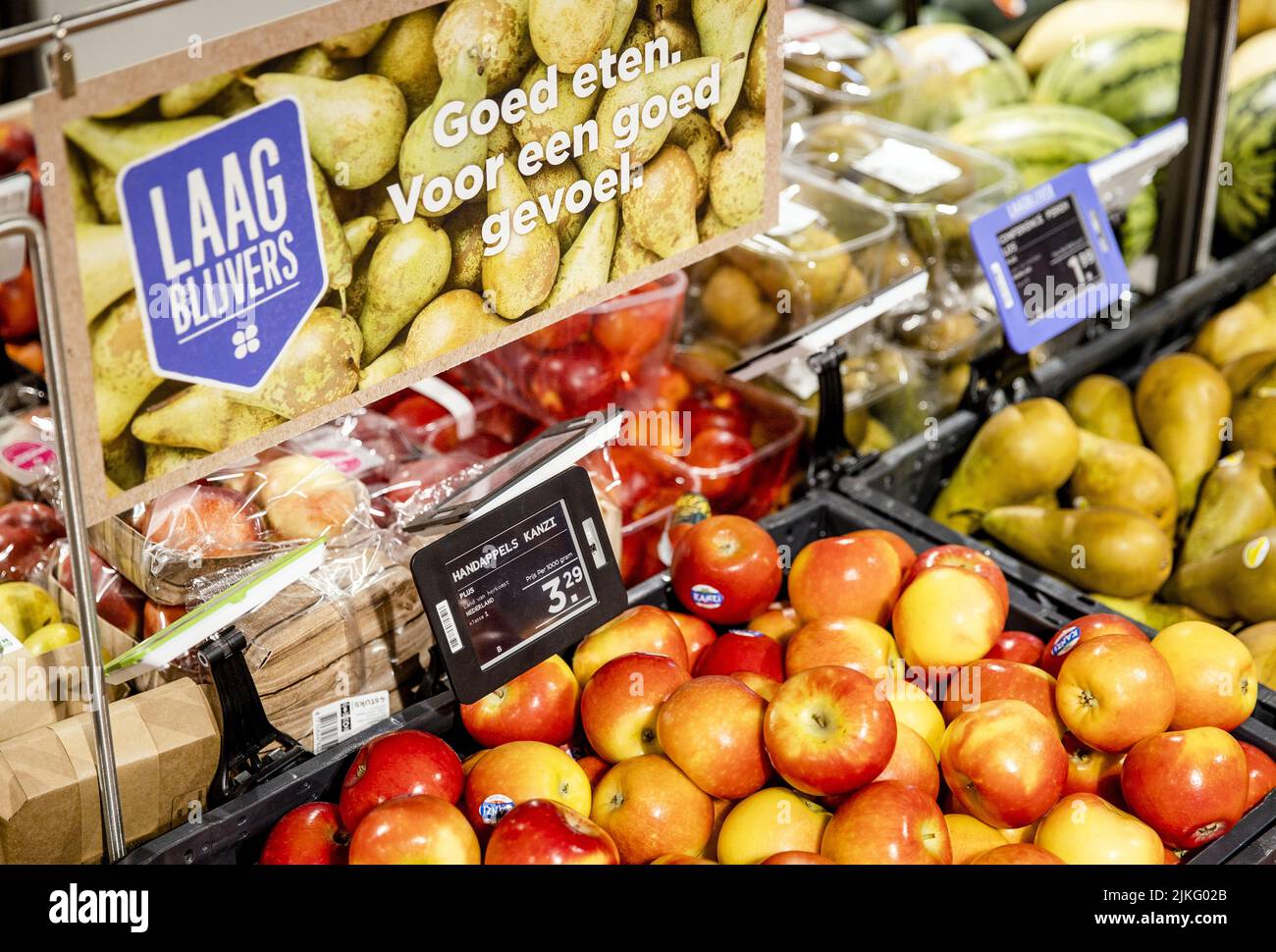 2022-08-02 11:14:47 SOMME D'APPRENTISSAGE - étiquettes de prix pour les  fruits dans un SUPERMARCHÉ PLUS. L'inflation a encore atteint un nouveau  record en juillet, encore une fois dynamisé par les prix élevés