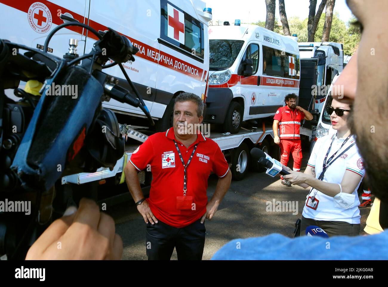 Rome, Italie. 02nd août 2022. Rome, départ de véhicules pour les cliniques mobiles de la Croix-Rouge en soutien aux populations ukrainiennes photo: Ignazio Schintu Directeur des opérations d'urgence et de sauvetage de la Croix-Rouge italienne crédit: Agence de photo indépendante/Alamy Live News Banque D'Images