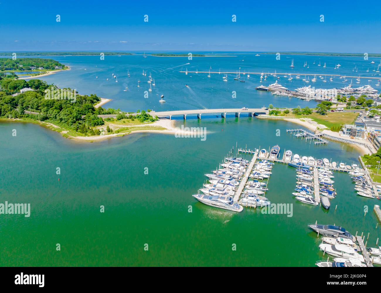 Vue aérienne de Sag Harbour Cove et de lance Cpl. Jordan Haerter Veterans Memorial Bridge, Sag Harbor, NY Banque D'Images