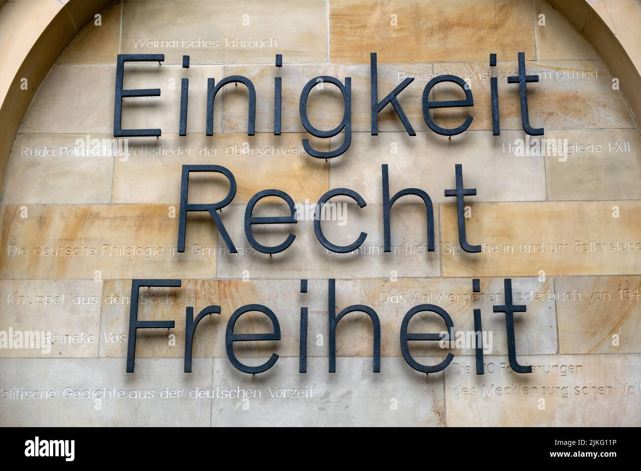 10.05.2021, Allemagne, Basse-Saxe, Hanovre - EINIGKEIT, Recht, Freiheit- extrait de l'hymne national allemand et lettrage sur le mur extérieur du Banque D'Images