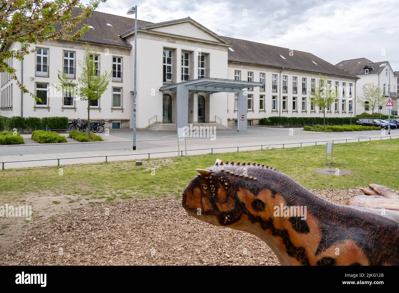 10.05.2021, Allemagne, Basse-Saxe, Hanovre - Chancellerie d'État de Basse-Saxe, siège du gouvernement d'État et modèle d'un dinosaure de l'État de Hanovre Banque D'Images