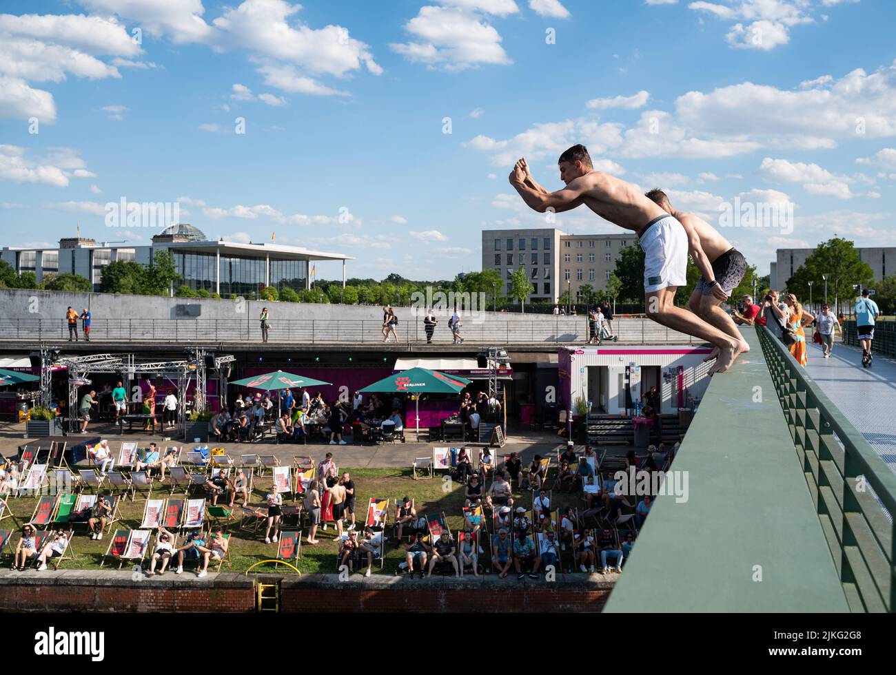 03.07.2022, Allemagne, Berlin, Berlin - Europe - deux jeunes hommes sautent dans la rivière Spree fraîche depuis le pont Gustav-Heinemann lors d'une chaude journée d'été Banque D'Images