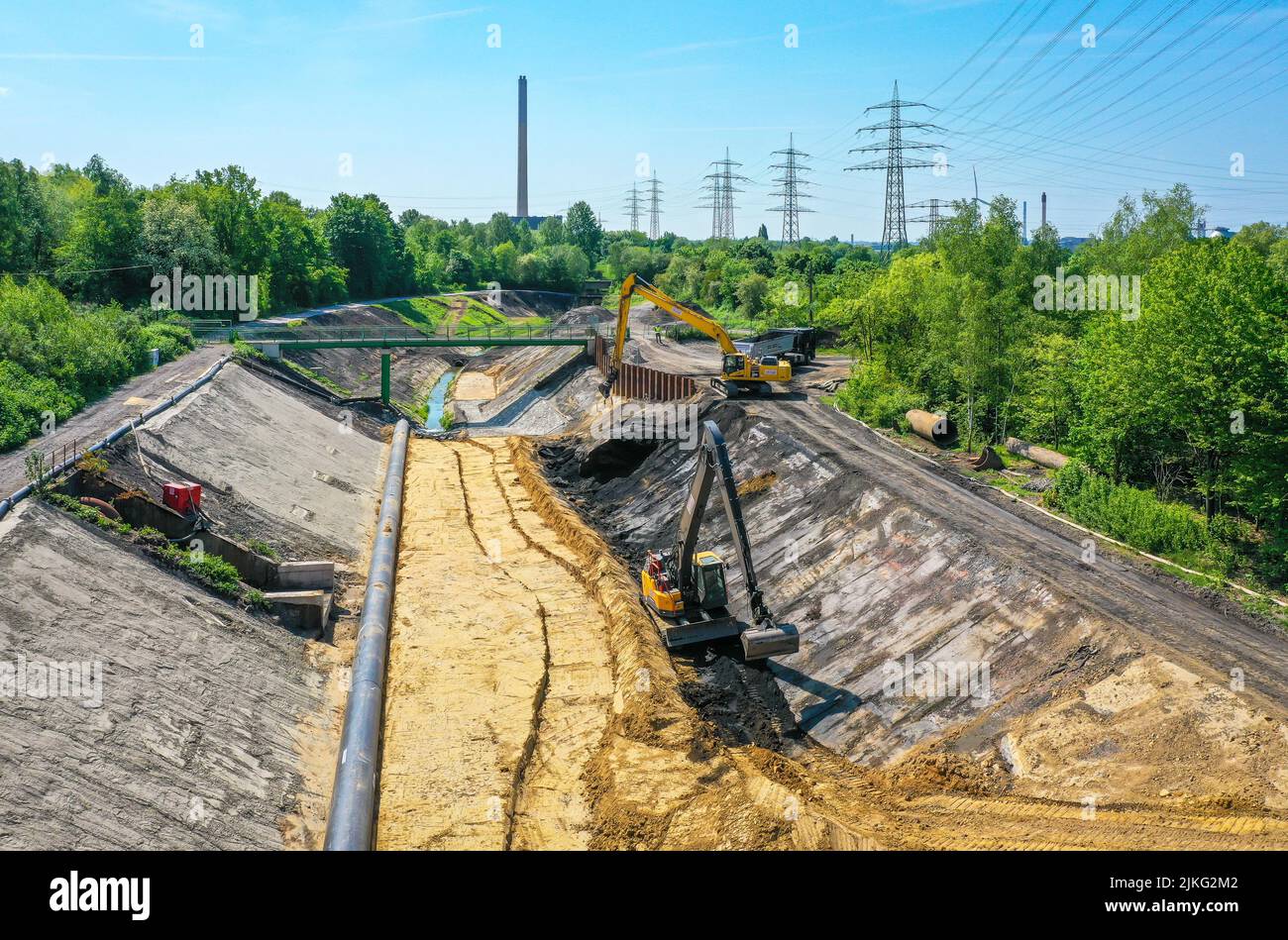 11.05.2022, Allemagne, Rhénanie-du-Nord-Westphalie, Bottop - Renaturalisé Boye, le affluent de l'Emscher, est en train d'être transformé en un état naturel Banque D'Images