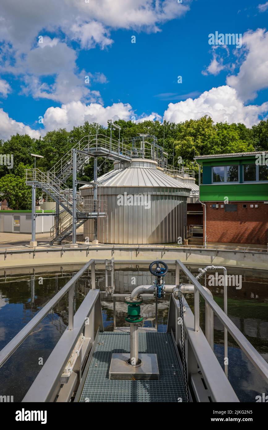 25.05.2022, Allemagne, Rhénanie-du-Nord-Westphalie, usine de traitement des eaux usées Voerde - Voerde, traitement des eaux usées dans le traitement des eaux usées modernisé p Banque D'Images