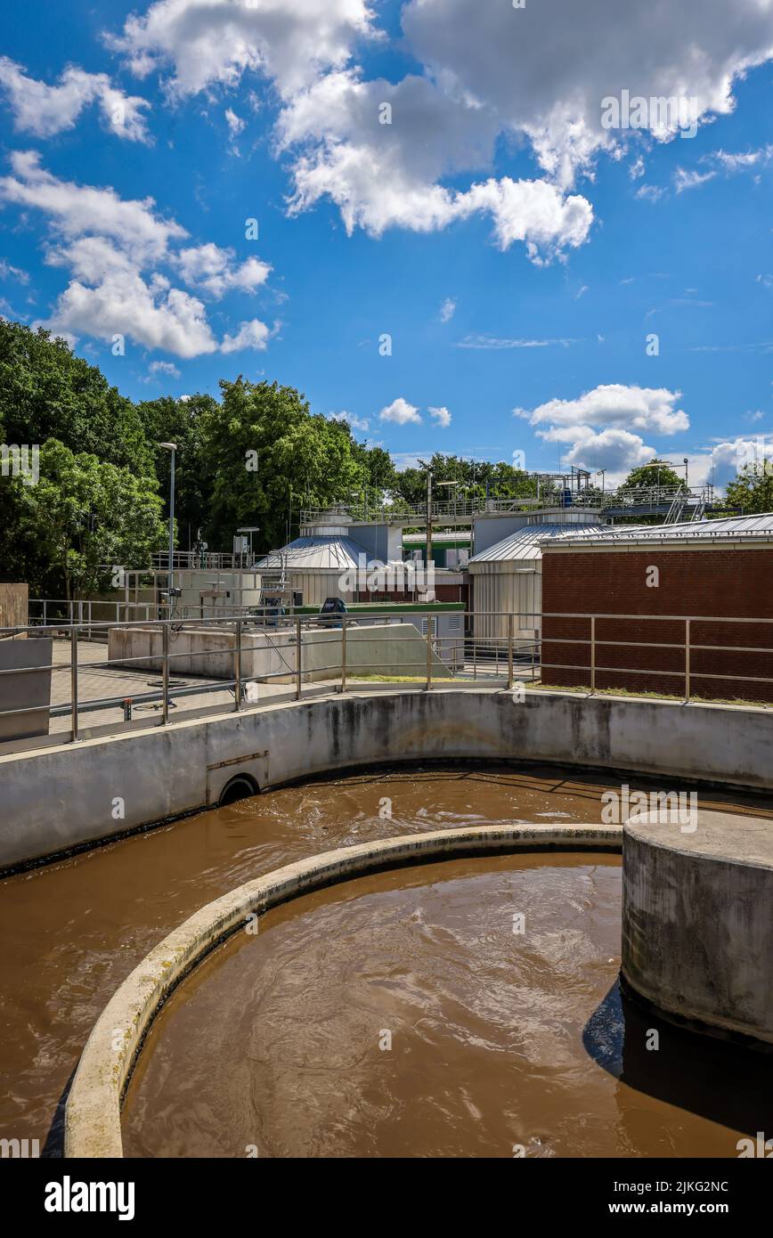 25.05.2022, Allemagne, Rhénanie-du-Nord-Westphalie, usine de traitement des eaux usées de Voerde - Voerde, traitement des eaux usées dans l'usine de traitement des eaux usées modernisée. 00 Banque D'Images