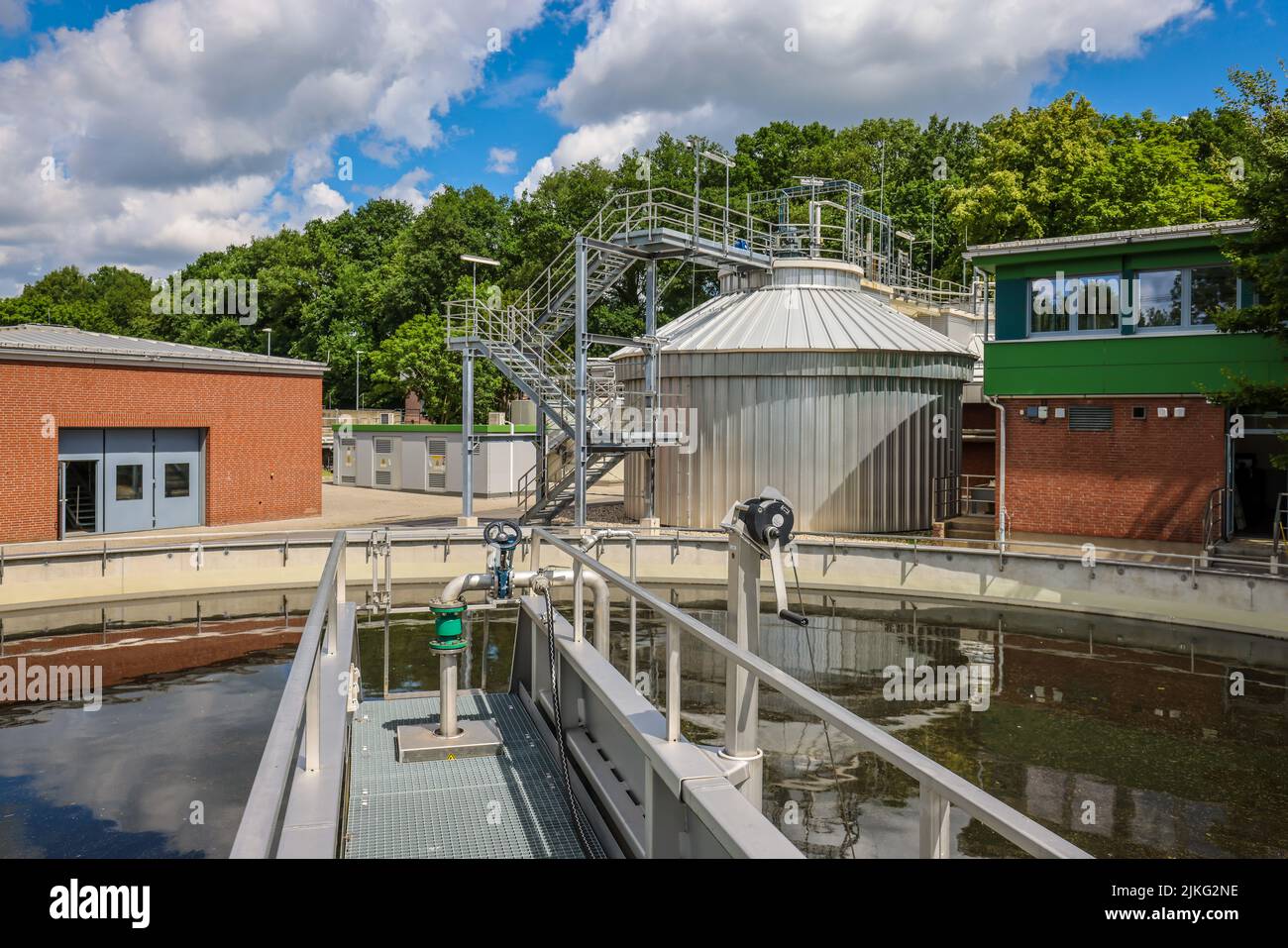 25.05.2022, Allemagne, Rhénanie-du-Nord-Westphalie, usine de traitement des eaux usées Voerde - Voerde, traitement des eaux usées dans le traitement des eaux usées modernisé p Banque D'Images