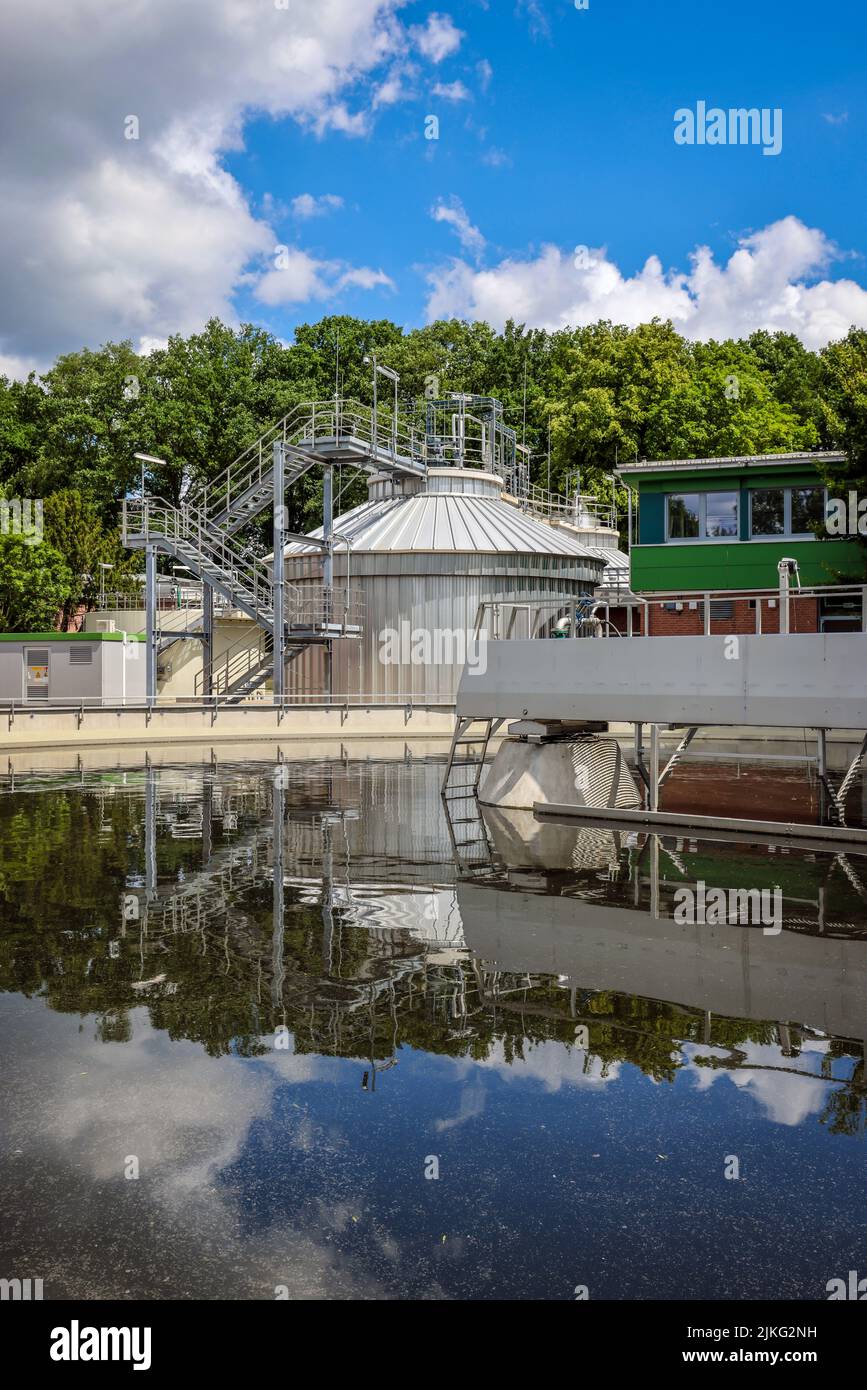 25.05.2022, Allemagne, Rhénanie-du-Nord-Westphalie, usine de traitement des eaux usées de Voerde - Voerde, traitement des eaux usées dans l'usine de traitement des eaux usées modernisée. 00 Banque D'Images