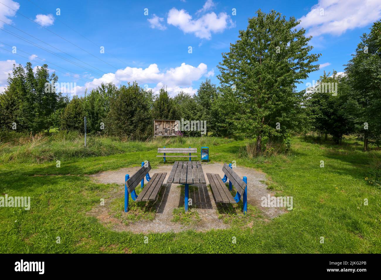 29.05.2022, Allemagne, Rhénanie-du-Nord-Westphalie, Schwerte - zone de repos. Coin salon avec bancs et table à Babywald Schwerte. 00X220529D016CAROEX.JPG [ Banque D'Images