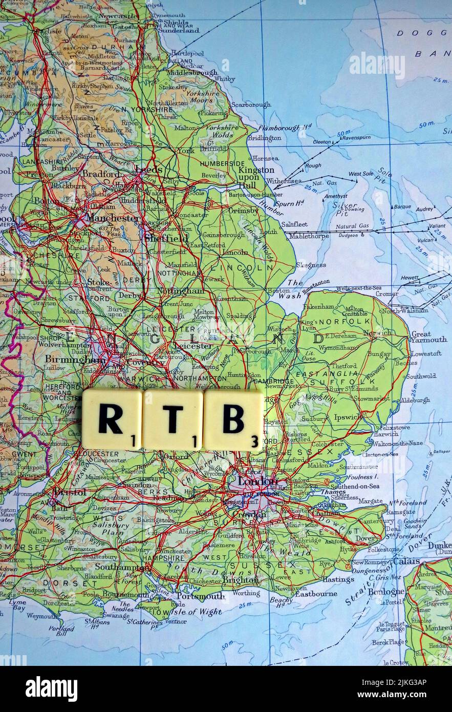 RTB, Right to Buy, écrit en lettres Scrabble sur une carte de l'Angleterre Banque D'Images