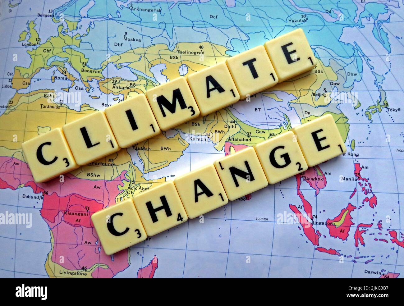Changement climatique , le réchauffement climatique est écrit en Scrabble sur une carte Banque D'Images