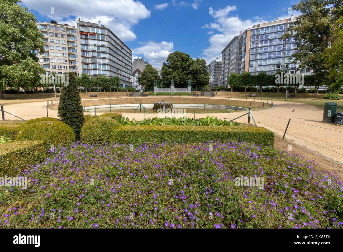 Square Ambiorix, un espace vert avec des jardins publics, des sentiers de randonnée, des étangs, une cascade et des sculptures datant de 19th ans. Bruxelles, Belgique Banque D'Images