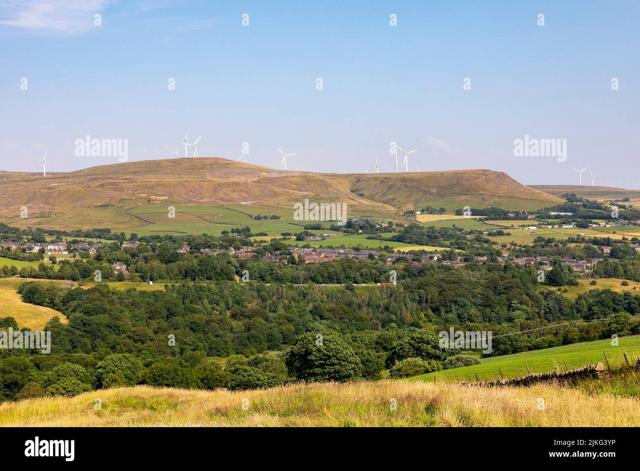 Parc à éoliennes Scout Moor Rochdale à travers la campagne du Lancashire vue de Holcombe, Angleterre, Royaume-Uni, été 2022 Banque D'Images