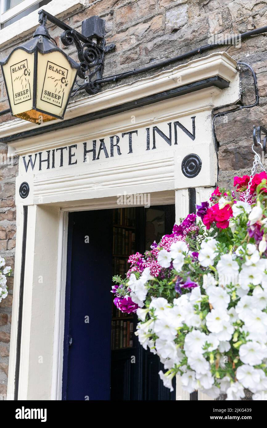 Hawes Wensleydale dans le Yorkshire Dales, White Hart Inn maison publique avec fleurs dans le panier suspendu, bières de mouton noir, Angleterre, Royaume-Uni été 2022 Banque D'Images