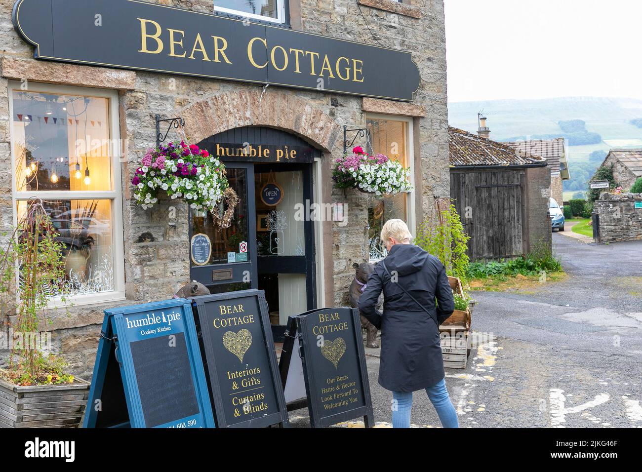 Hawes,Wensleydale,Yorkshire., modèle sorti femme blonde des années 50 à Bear Cottage, cadeaux et magasin intérieur à Hawes, Angleterre, Royaume-Uni été 2022 Banque D'Images