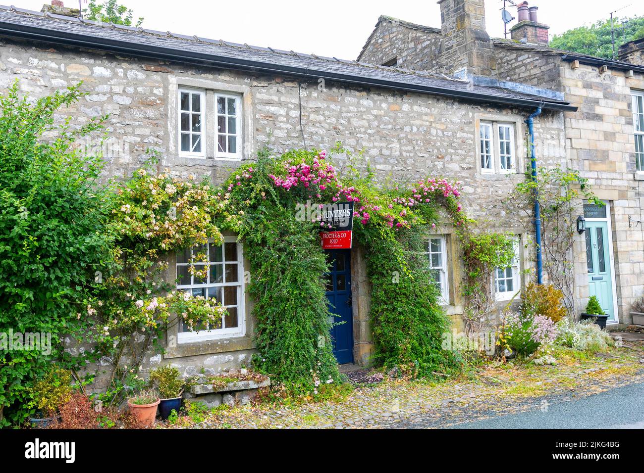 Kettlewell village dans le Yorkshire Dales et maisons en terrasse en pierre avec fleurs en fleur, Yorkshire, Angleterre, Royaume-Uni, été 2022 Banque D'Images