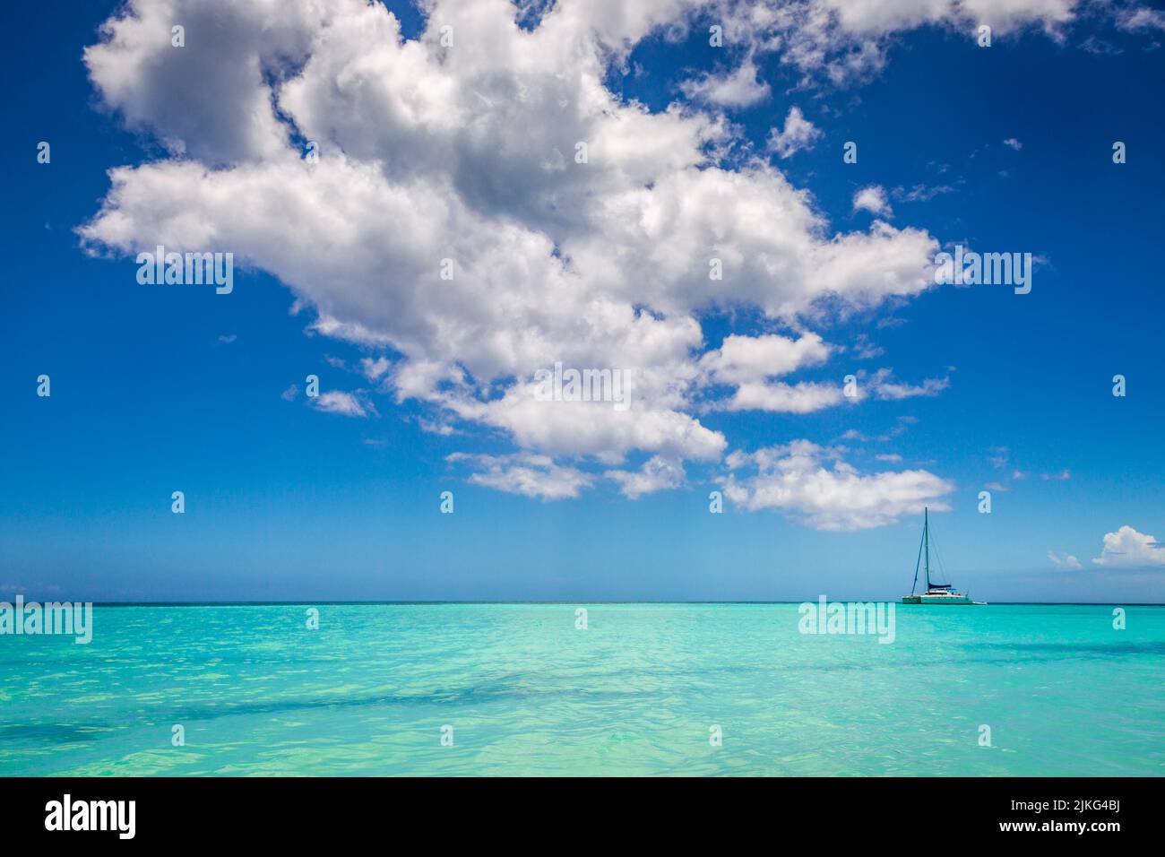 Paradis tropical : plage idyllique avec voilier, Punta Cana, République Dominicaine Banque D'Images