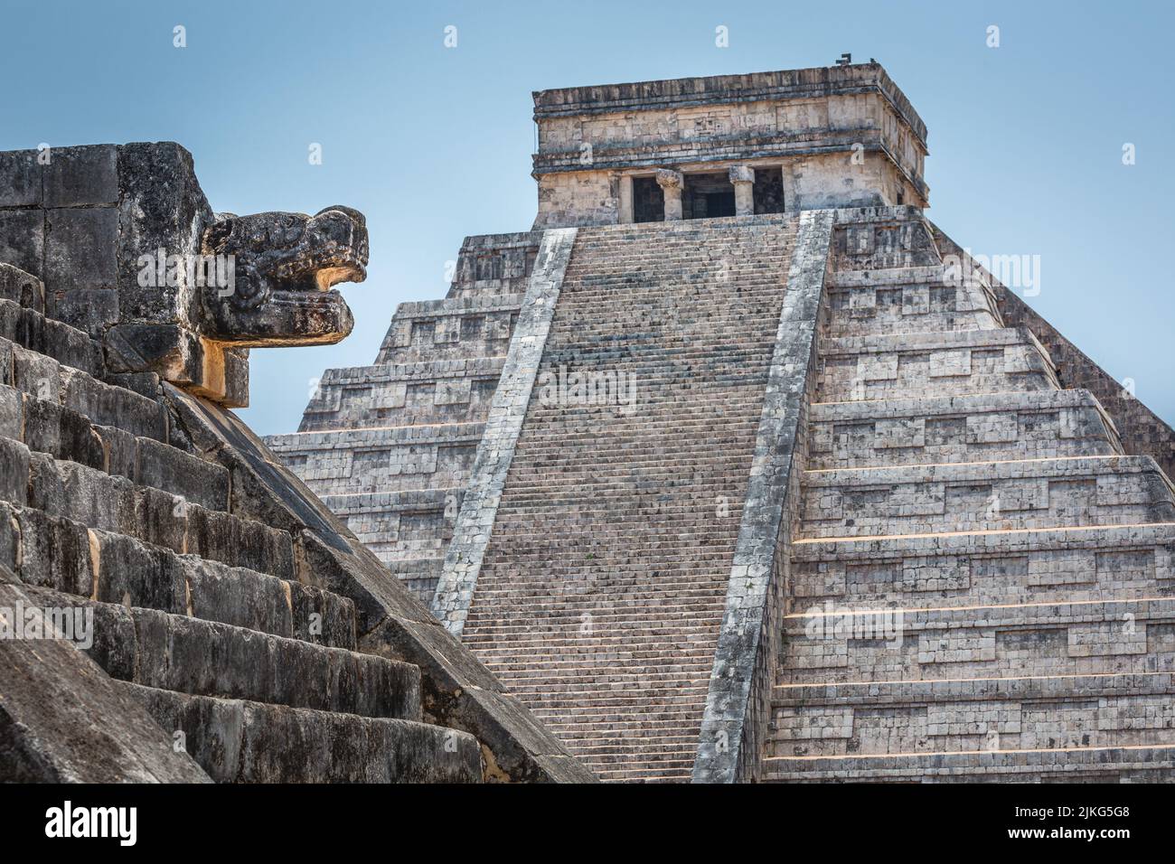 Vieille ruine de la pyramide de Chichen Itza kukulcan, civilisation maya ancienne Banque D'Images