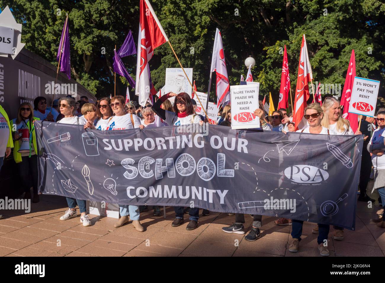 8 juin 2022, Sydney, Australie: Nouvelle-Galles du Sud des enseignants des écoles publiques en grève en 24hr, ont défilé sur le Parlement à Macquarie Street, Sydney to Banque D'Images