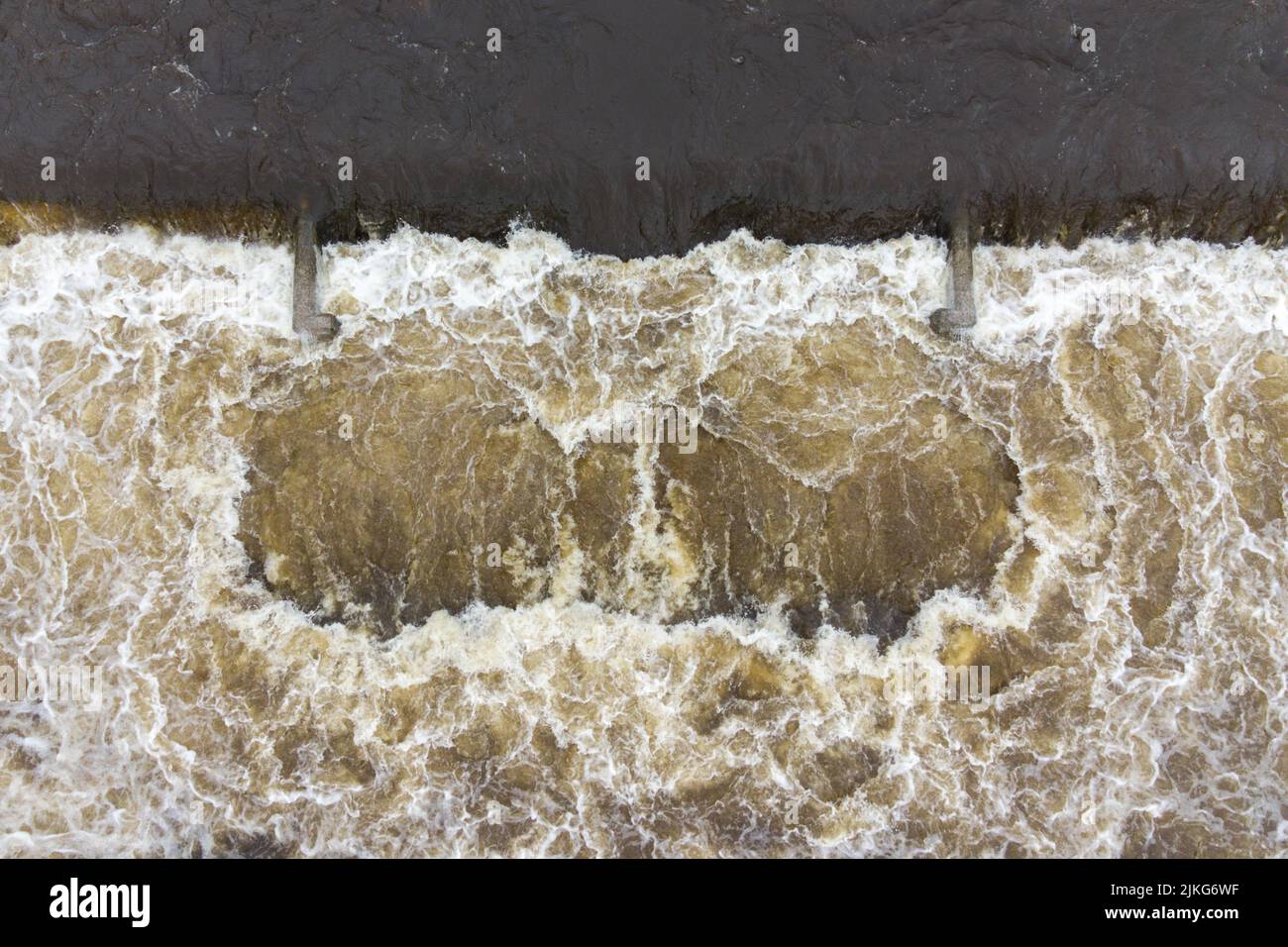 Torrent Déchaîné À Travers La Ville Banque De Photographies Et D.