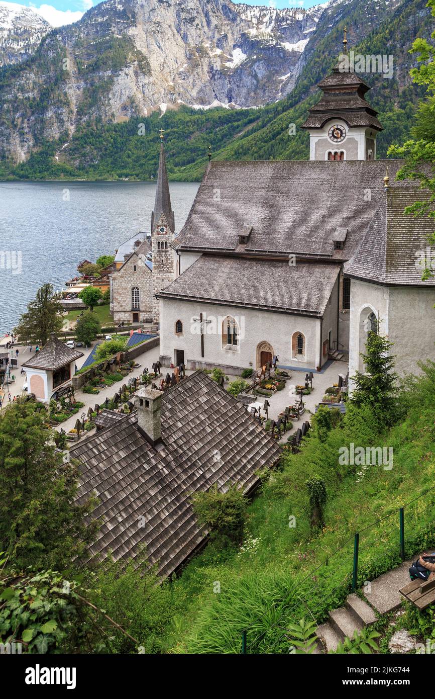 HALLSTATT, AUTRICHE - 18 MAI 2019 : cimetière et églises paroissiales dans une petite ville autrichienne au bord du lac, dans les contreforts des Alpes. Banque D'Images