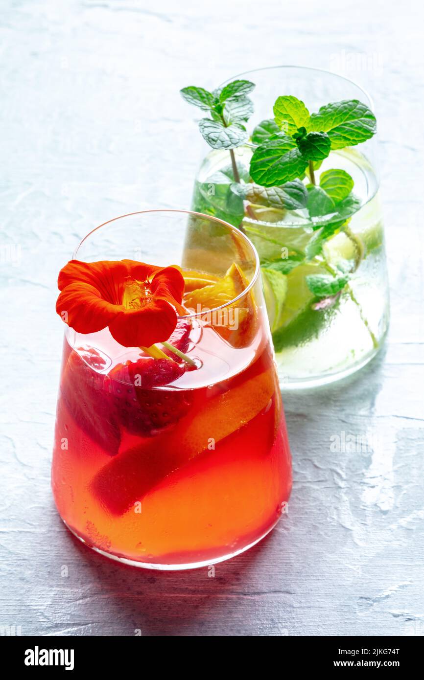 Des cocktails d'été frais ou des cocktails avec des fruits et de la glace, une fête de vacances avec des limonades de fraises, d'agrumes et de concombres Banque D'Images