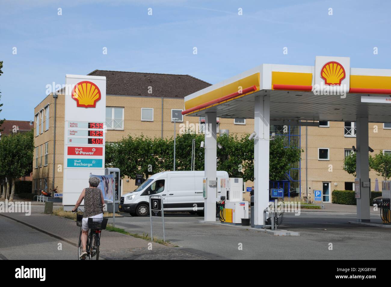 Kastrup/Copenhagen/Denmark/02 août 2022/Station de recharge d'essence et de coquillages Shell avec carte des prix élevés de l'essence sur la station d'essence sheel dans la capitale danoise. (Photo..Francis Dean/Dean Pictures) Banque D'Images