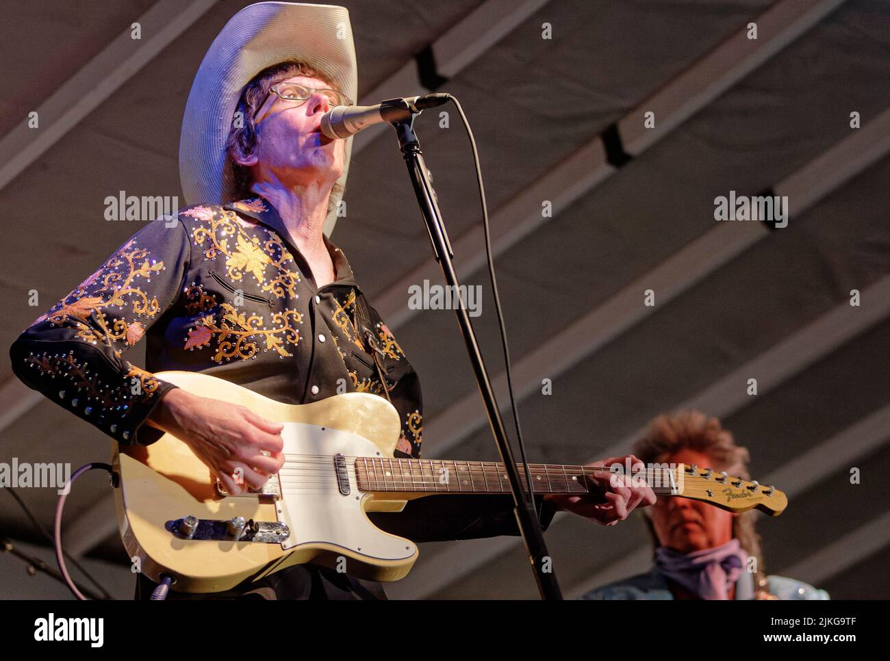 Kenny Vaughan se produit avec Marty Stuart (à droite) et son fabuleux groupe Superlatifs lors d'un concert de célébration du 4 juillet au Lakefest, samedi, 3 juillet 2010 à Jamestown, comté de Russell, KY, ÉTATS-UNIS. Originaire de l'Oklahoma, qui a grandi au Colorado, le guitariste Vaughan est membre fondateur des fabuleux Superlatifs depuis 2002. Il est intronisé au Colorado Country Music Hall of Fame et a reçu un prix d'excellence à vie pour les instrumentistes de l'Americana Music Association en 2006. (Photo APEX MediaWire par Billy Suratt) Banque D'Images