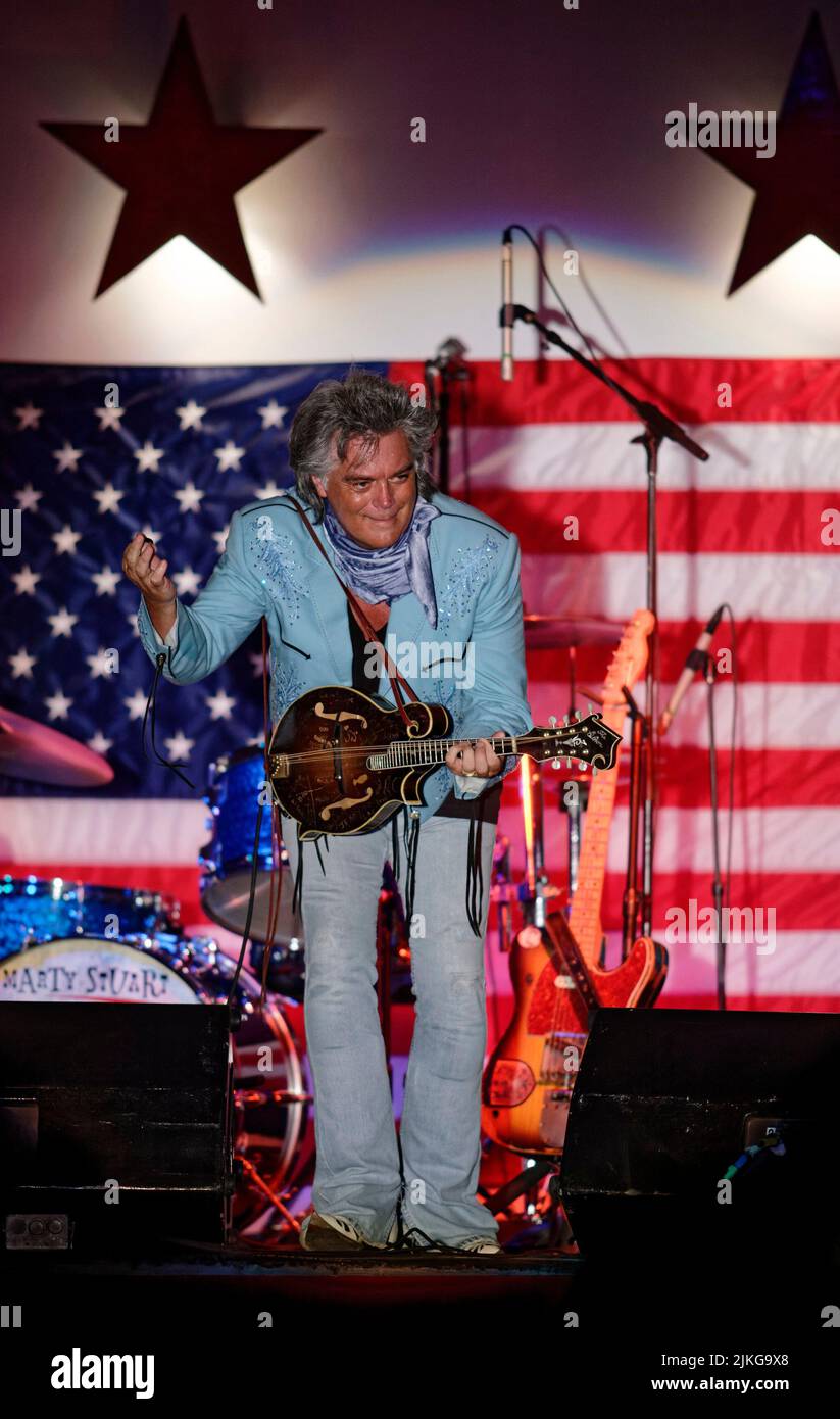 Marty Stuart prend un arc après avoir exécuté avec son fabuleux groupe Superlatifs lors d'un concert de célébration du 4 juillet au Lakefest, samedi, 3 juillet 2010 à Jamestown, comté de Russell, KY, ÉTATS-UNIS. Le premier nouvel album studio de Stuart depuis 2008, enregistré au Studio B de RCA à Nashville et intitulé Ghost train: The Studio B sessions, devrait sortir le mois prochain. (Photo APEX MediaWire par Billy Suratt) Banque D'Images