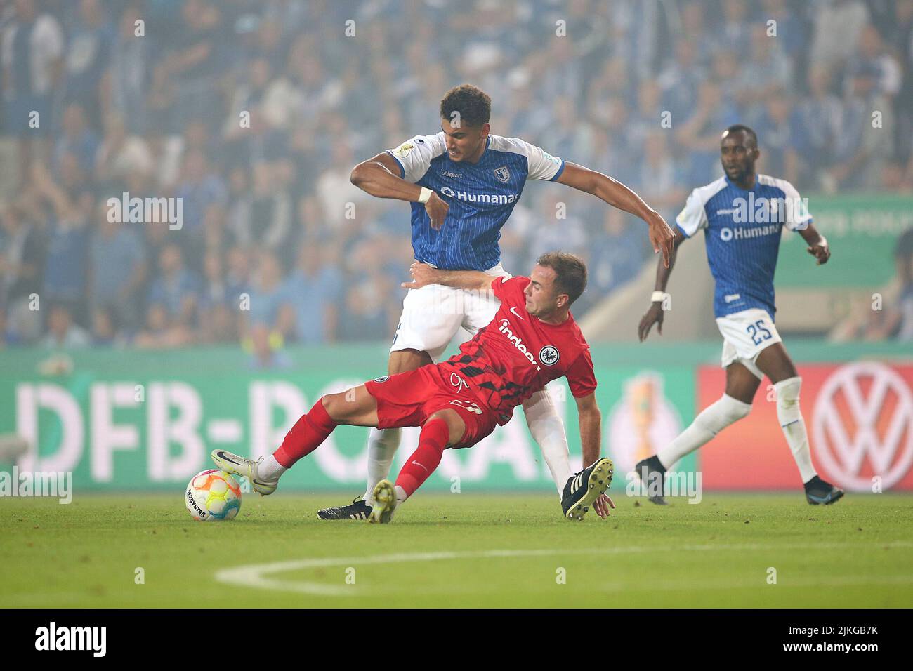 (LR) Jamie Lawrence (1st FC Magdeburg) contre Mario Goetze (Eintracht Frankfurt) Soccer, DFB Cup, 1st main Round, 1st FC Magdeburg (MD) - Eintracht Frankfurt (F) dans le MDCC Arena Magdeburg/ Allemagne, 01,08 .2022 ? Banque D'Images