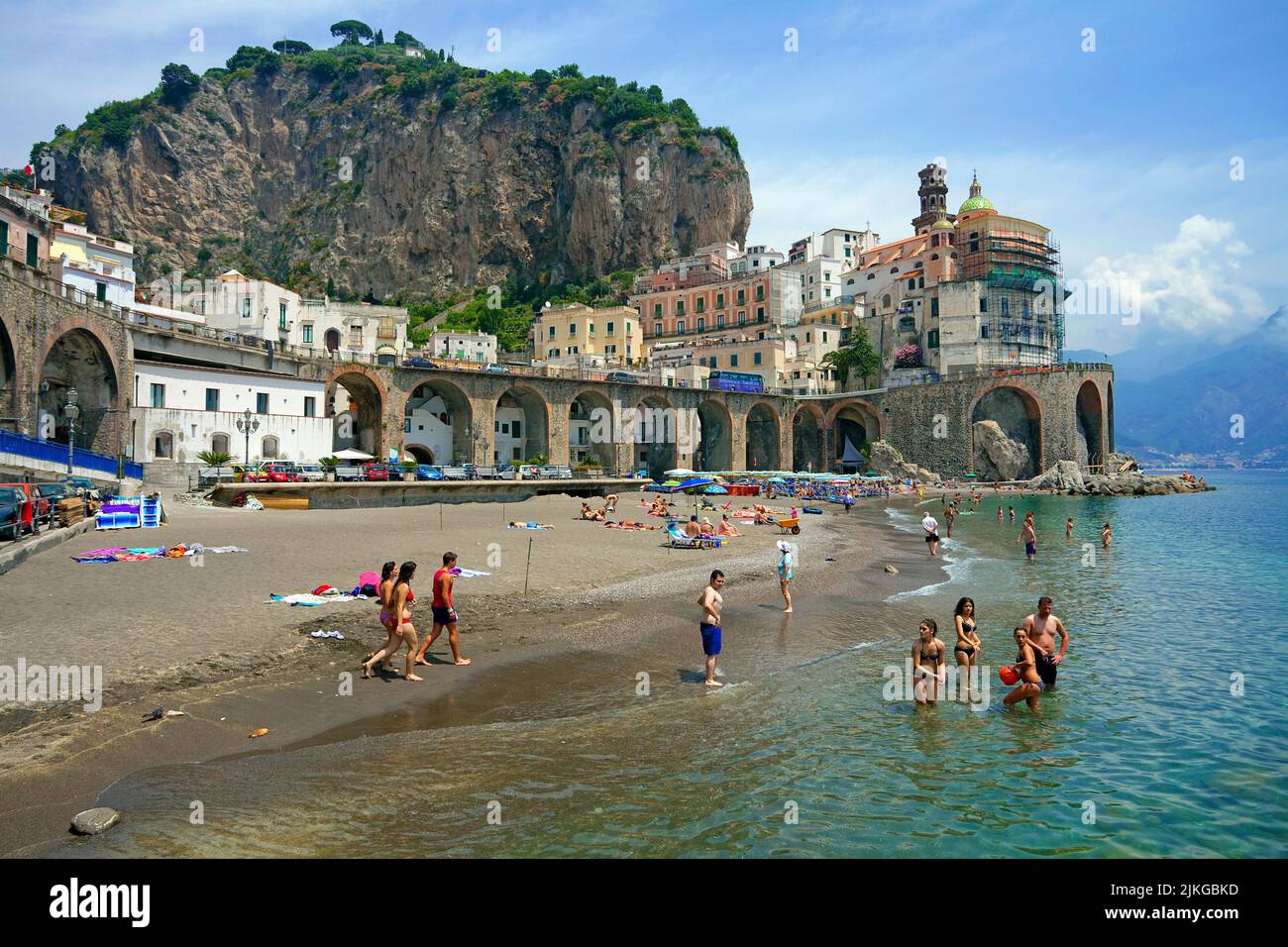 Plage du village d'Atrani, côte amalfitaine, site classé au patrimoine mondial de l'UNESCO, Campanie, Italie, Europe Banque D'Images