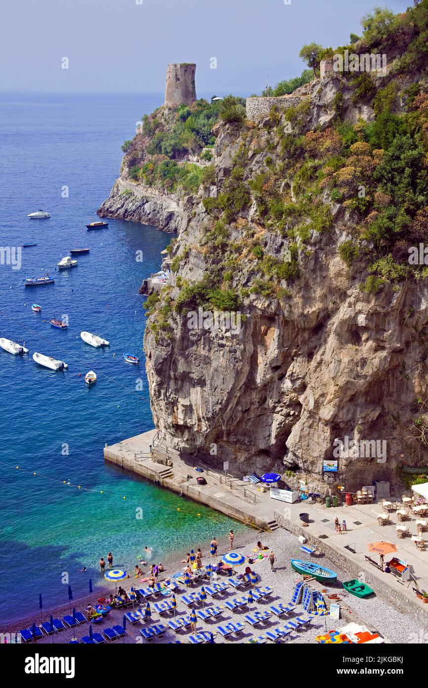 Blick von der Panoramastrasse SS 163 auf den Strand von Furor, Amalfikueste, UNESCO Weltkulturerbe, Provez Salerno, Golf von Salerno, Kampanien, ITA Banque D'Images