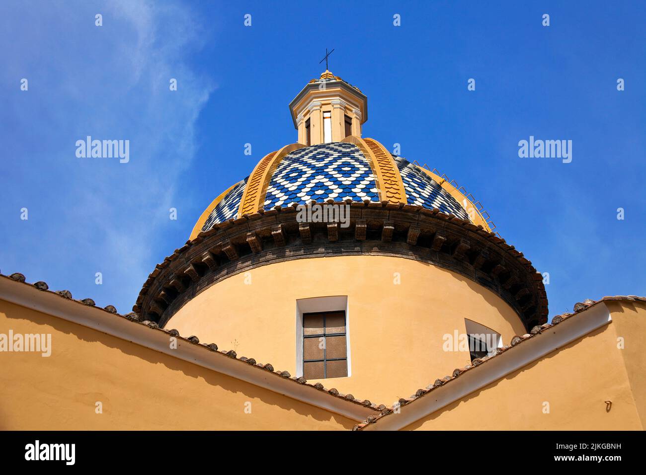 Dôme de l'église San Gennaro, village Praiano, côte amalfitaine, site classé au patrimoine mondial de l'UNESCO, Campanie, Italie, Europe Banque D'Images