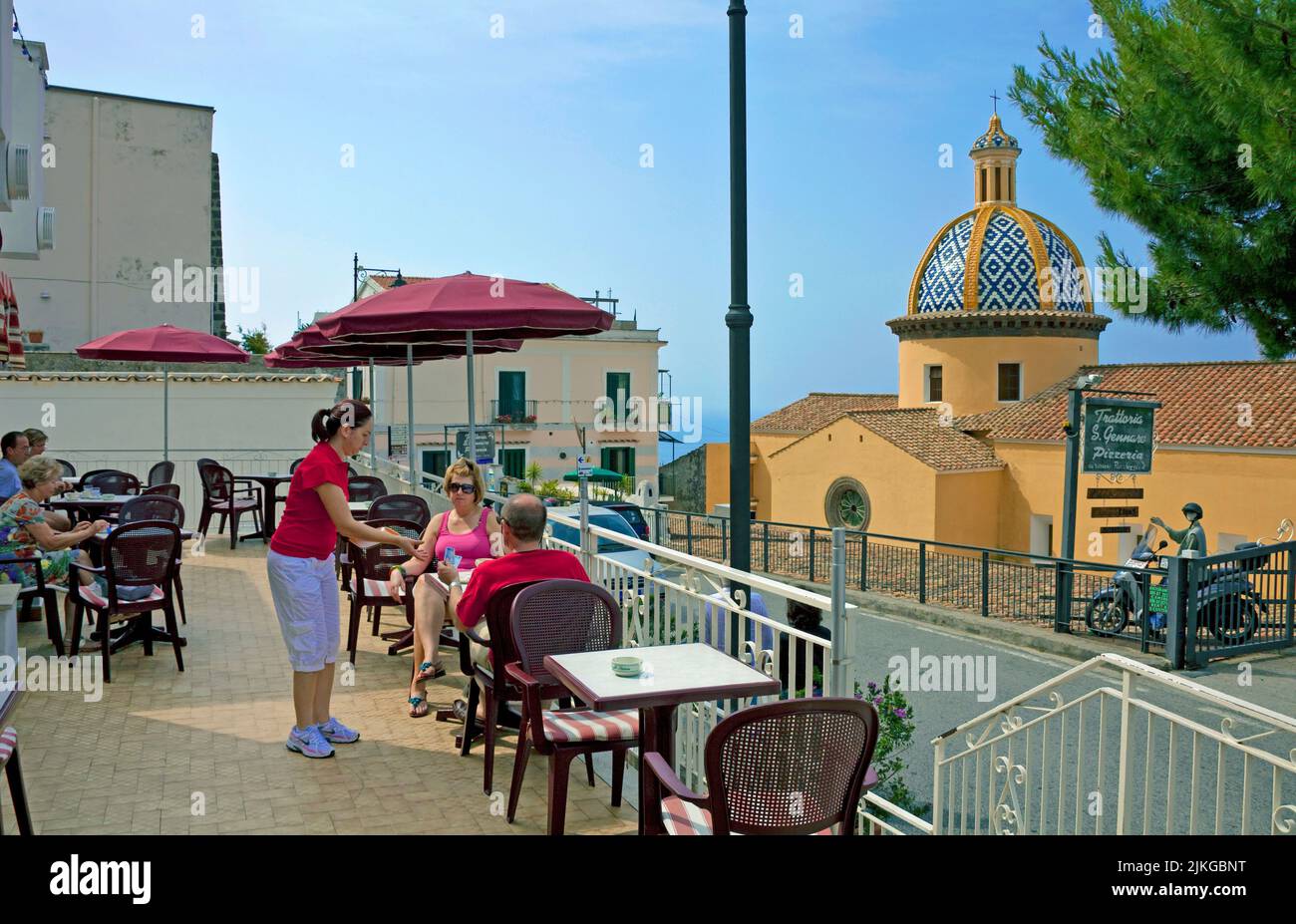 Café de rue à l'église San Gennaro dans le village Praiano, côte amalfitaine, site classé au patrimoine mondial de l'UNESCO, Campanie, Italie, Europe Banque D'Images