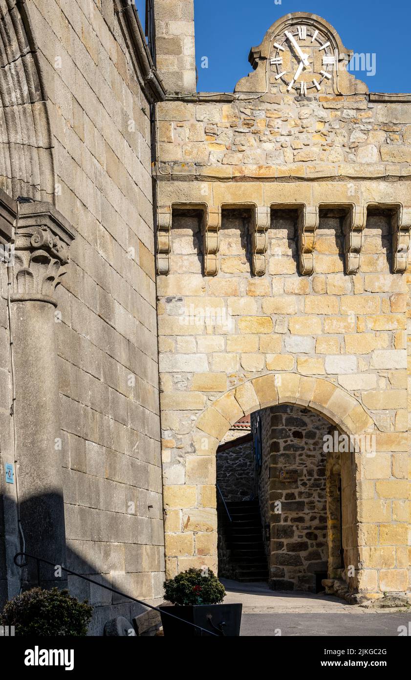 Porte fortifiée, bâtiment médiéval en pierre, dans le village de Montpeyroux, Auvergne, France Banque D'Images