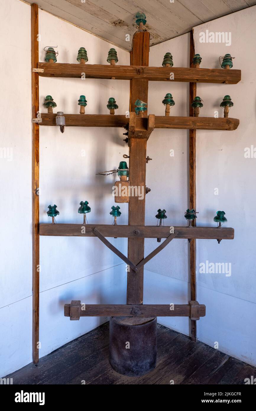 Exposition au musée de Pol en bois et d'isolateurs en verre utilisés dans les travaux de salpeter à Humberstone, au Chili. Banque D'Images