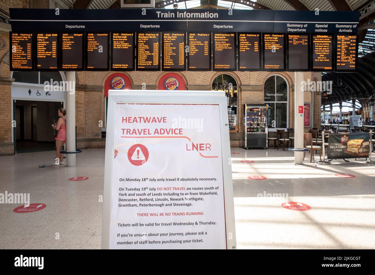 Gare de York. LNER a annulé tous les trains vers le sud en direction de londres et Leeds le mercredi 19th juillet en raison de la température extrême de ce jour-là. Canicule estivale à York. Une nouvelle température record au Royaume-Uni, de 40,3C a été fixée pendant la journée dans le Lincolnshire . York, 2022, Royaume-Uni. Banque D'Images