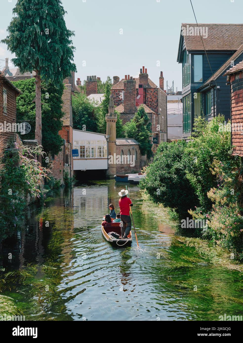 Touristes d'été visitors enoyant un tour en bateau de punt le long de la rivière Stour à travers le centre de l'ancien Canterbury Kent Angleterre Royaume-Uni - tourisme punting été Banque D'Images