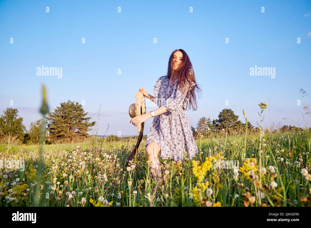 belle jeune fille avec un chapeau de paille dans la nature Banque D'Images