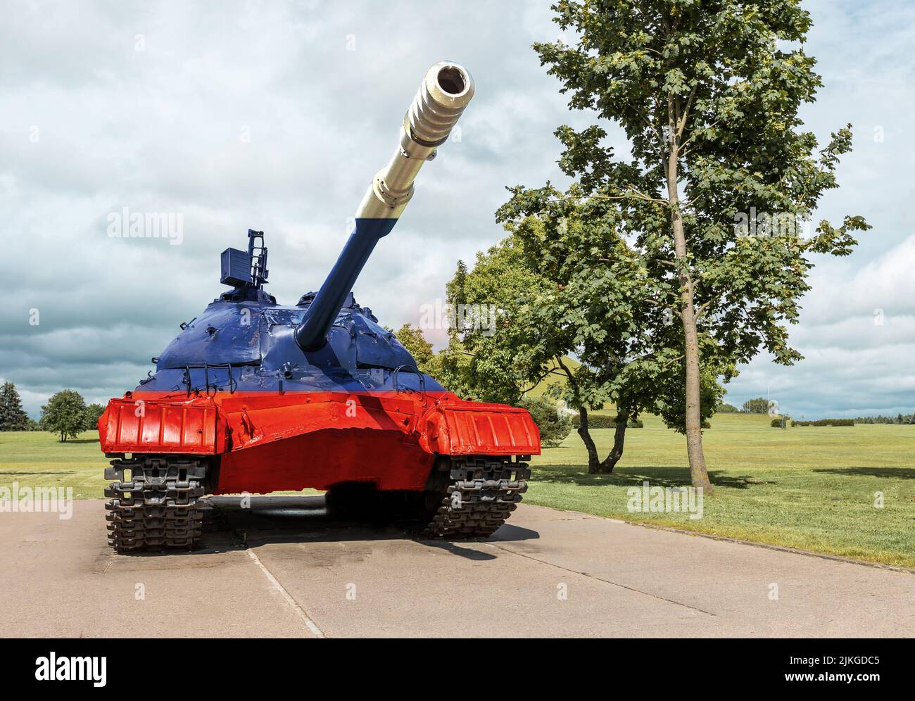 Réservoir. Militaire, concept de guerre. Combat au sol avec le drapeau russe. Banque D'Images