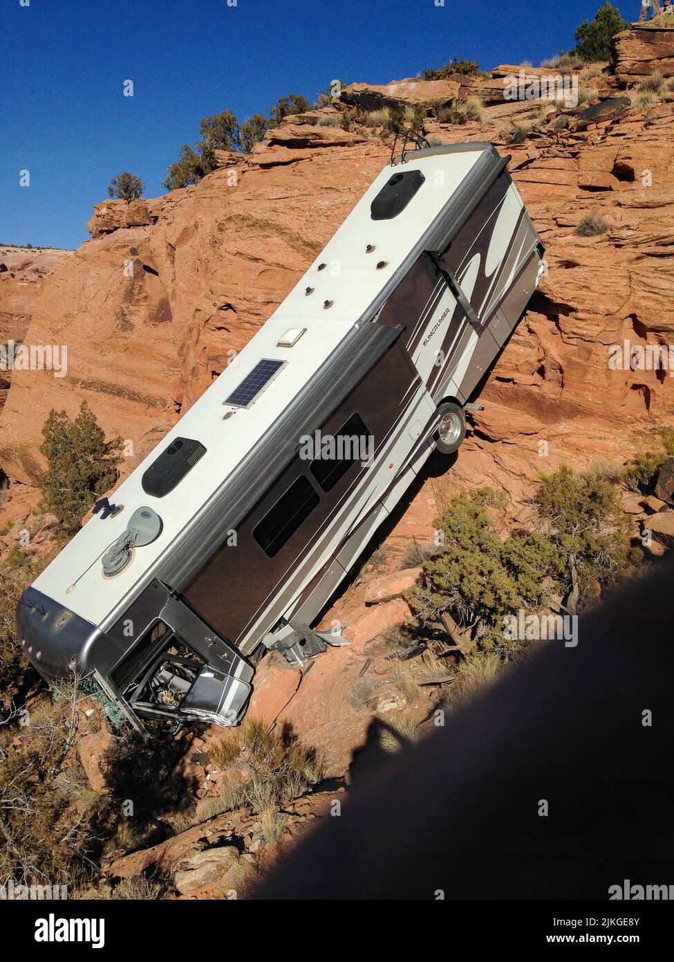 Un camping-car sans surveillance s'est enroulé sur une falaise lorsque le conducteur s'est sorti sans serrer le frein de stationnement. Près de Moab, Utah. Banque D'Images