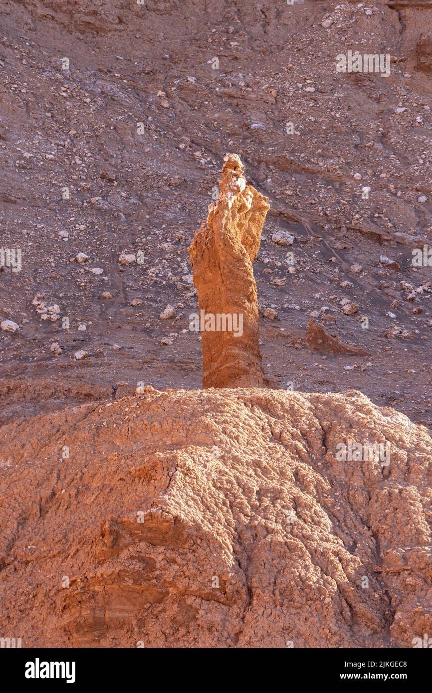 Dépôts de sel sur les formations rocheuses de siltstone dans la Vallée