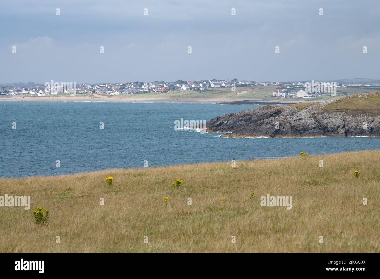 Rosneigr vue depuis le sentier côtier de l'île d'Anglesey et le sentier côtier du pays de Galles, Anglesey, pays de Galles Banque D'Images