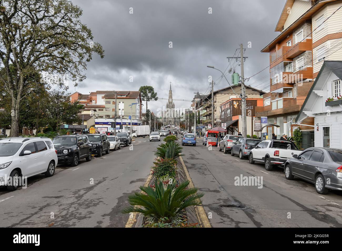 Canela, RS, Brésil - 19 mai 2022 : centre-ville de Canela, sur l'avenue Osvaldo Aranha et la cathédrale de pierre en arrière-plan. Banque D'Images